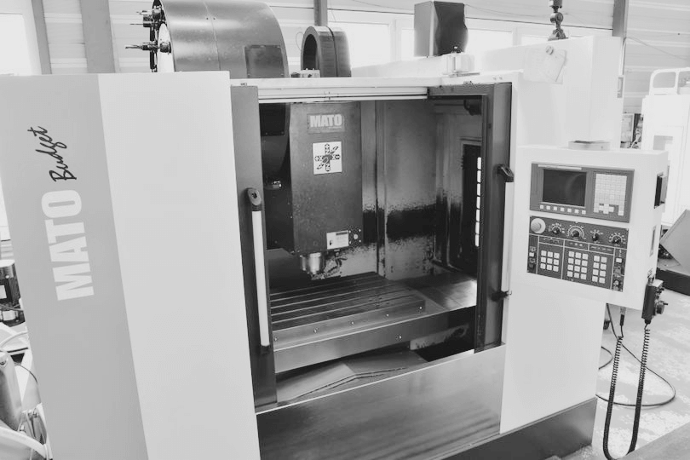 Schwarzweiß Fotografie der CNC-Maschine MATO MBV-10