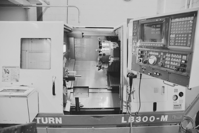 Schwarzweiß Fotografie der CNC-Maschine OKUMA LB300M-1SC