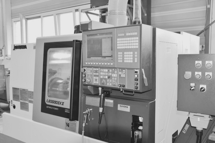 Schwarzweiß Fotografie der CNC-Maschine OKUMA LB3000 EX II
