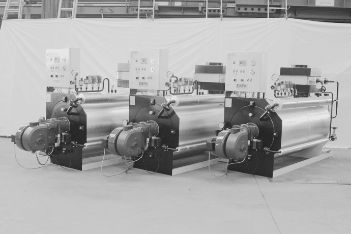 Schwarzweiß Fotografie von drei parallelgeschalteten Schnelldampferzeugern